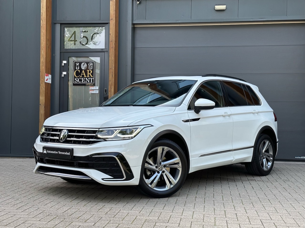 Volkswagen Tiguan - 1.5 TSI R-Line Business+ Pano vol - AutoWereld.nl