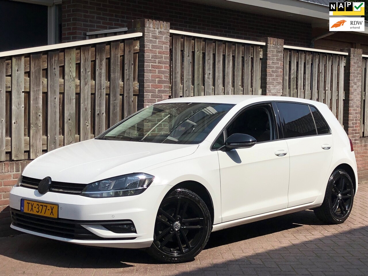 Volkswagen Golf - 1.0 TSI Trendline 1.0 TSI Trendline 5-deurs, 17''LM, NAVI, Cruise, Bluetooth - AutoWereld.nl