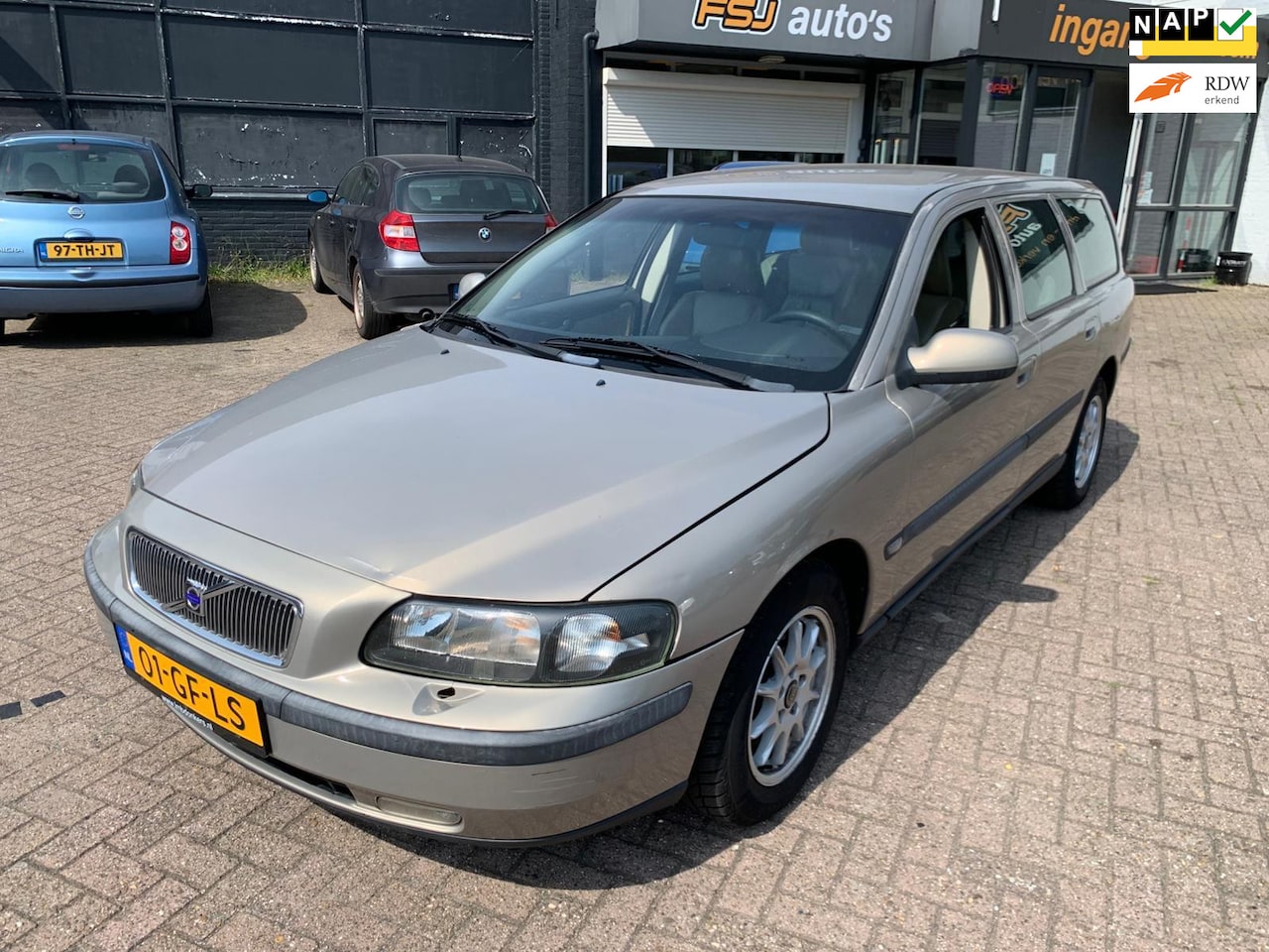 Volvo V70 - 2.5 D / Comfort Line / Leder / Airco / Cruisecontrol - AutoWereld.nl