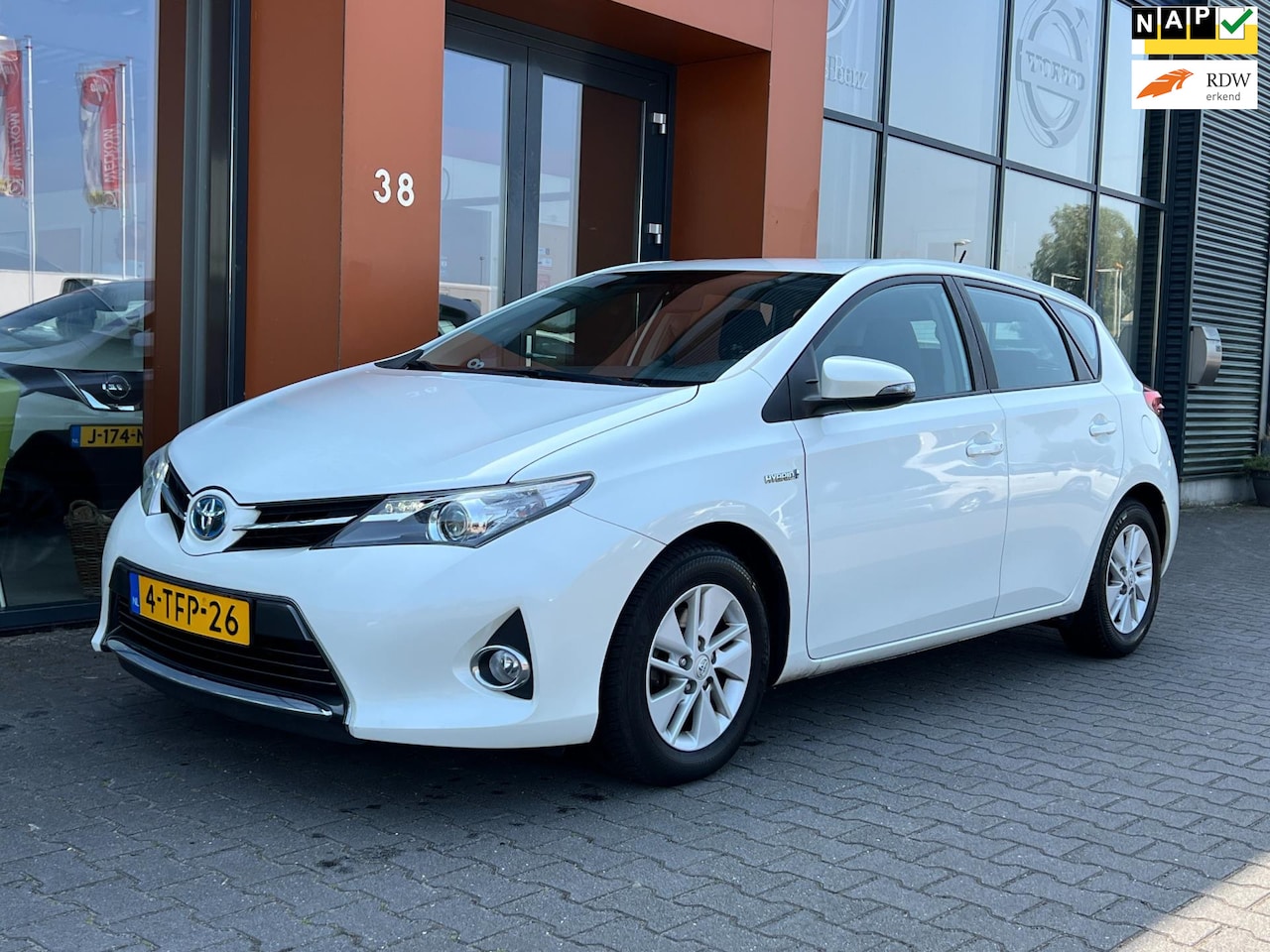 Toyota Auris - 1.8 Hybrid|Automaat|Navi|Clima|Cruise|Trekhaak - AutoWereld.nl