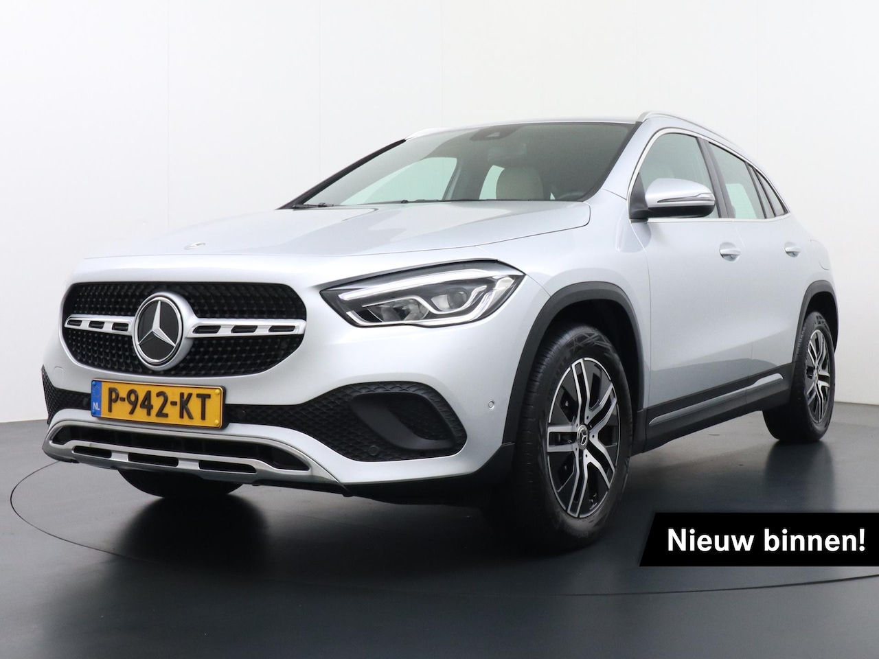 Mercedes-Benz GLA-Klasse - 180 Luxury Business Solution | Sfeerverlichting | Stoelverwarming Voor | DAB+ Radio| Achte - AutoWereld.nl