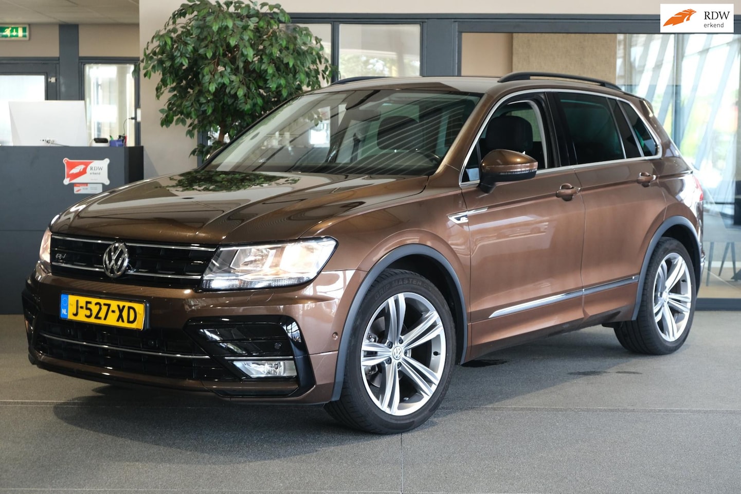 Volkswagen Tiguan - 1.4 TSI ACT DSG R-Line Navi Keyless Cam Pdc Acc - AutoWereld.nl