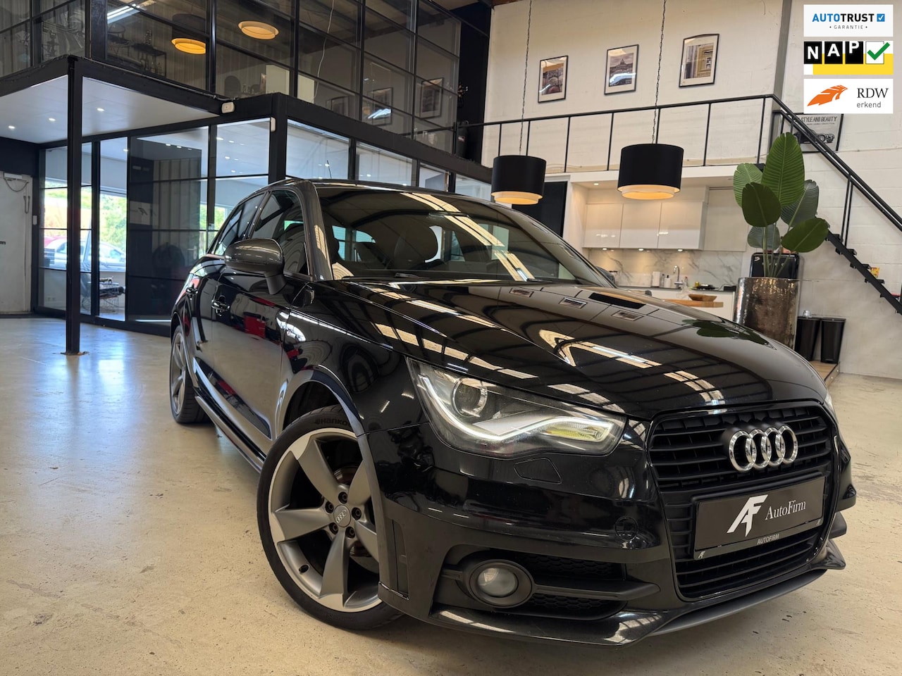 Audi A1 Sportback - 1.2 TFSI S-line Xenon verlichting Boordcomputer Parkeersensoren Stoelverwarming VOL BLACK - AutoWereld.nl