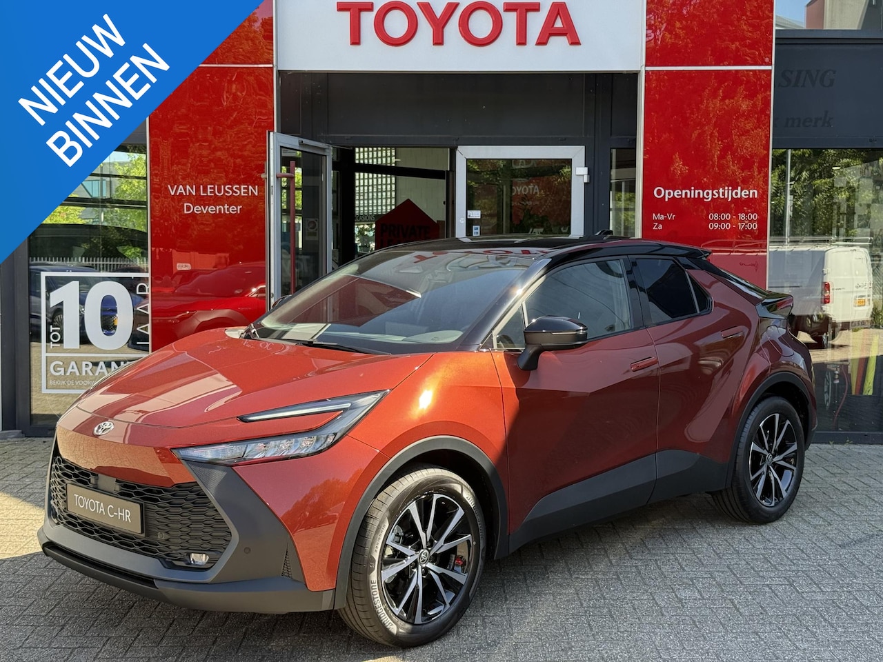 Toyota C-HR - 2.0 Plug-in Hybrid 220 Dynamic STOEL/STUUR VERWARMING NAVI LED APPLE/ANDOID AUTO NIEUW UIT - AutoWereld.nl