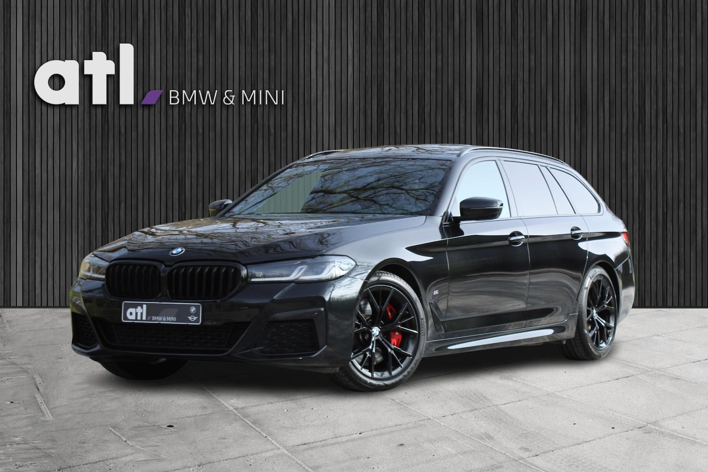 BMW 5-serie Touring - 540i xDrive Touring M Sportpakket, Panoramadak, M leerstuurwiel, 4-zone, DAB, Grootlicht a - AutoWereld.nl