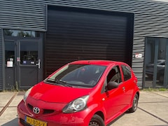 Toyota Aygo - 1.0-12V 5-deurs rood