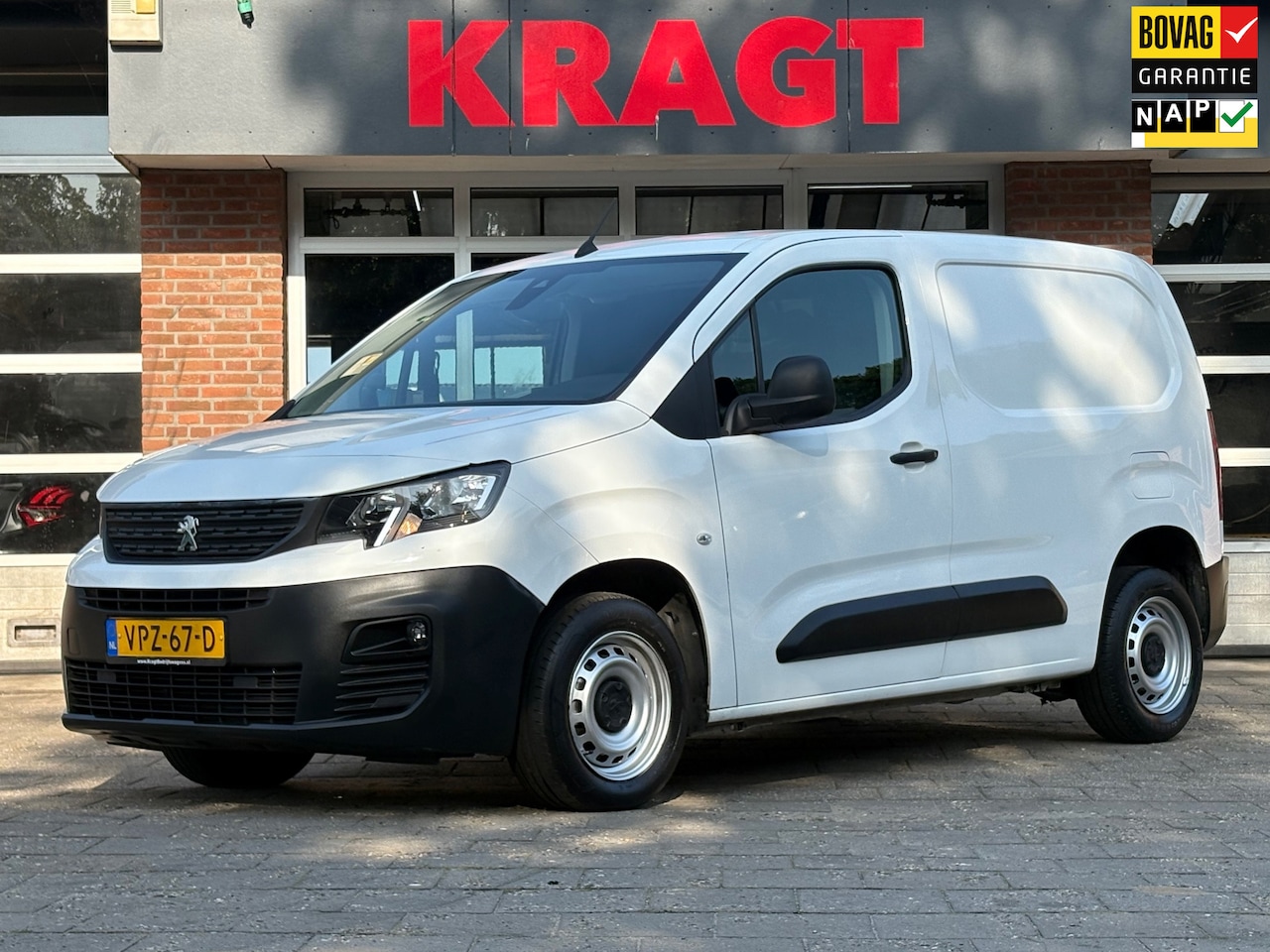 Peugeot Partner - 1.2 BENZINE|NAP|airco|cruise|apple carplay|benzine-motor|navi|parkeersensoren achter|EURO6 - AutoWereld.nl