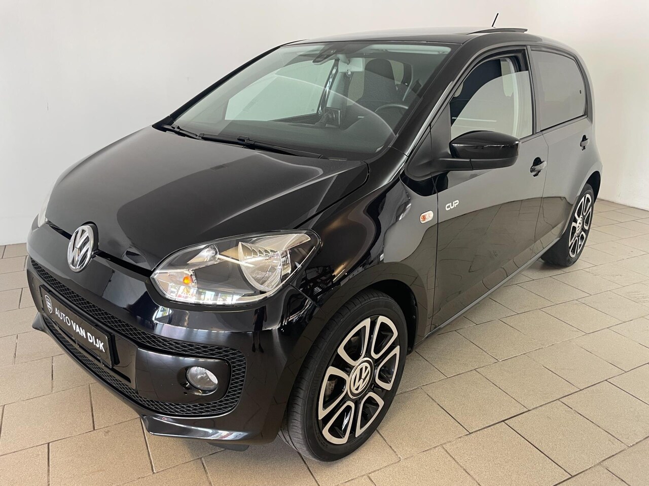 Volkswagen Up! - 1.0 Cup Up! 75PK AIRCO NAVI CRUISE PANO STOELVERW TRIANGLE VELGEN PDC NIEUWSTAAT - AutoWereld.nl