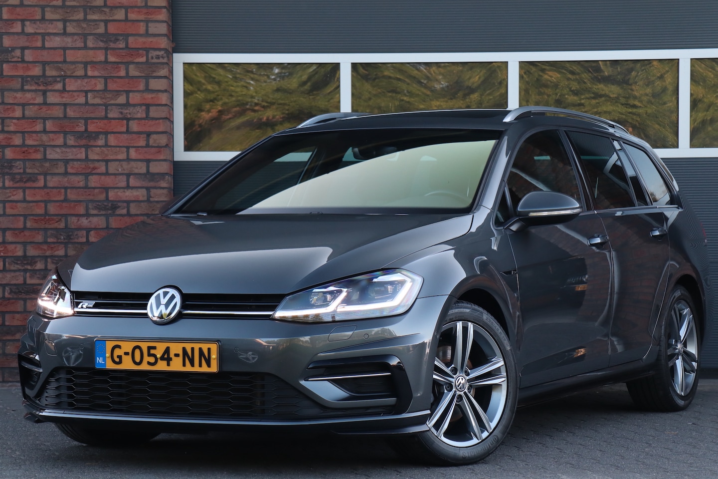 Volkswagen Golf Variant - 1.5 TSI Highline Business 2x R-line, Pano, Trekhaak - AutoWereld.nl