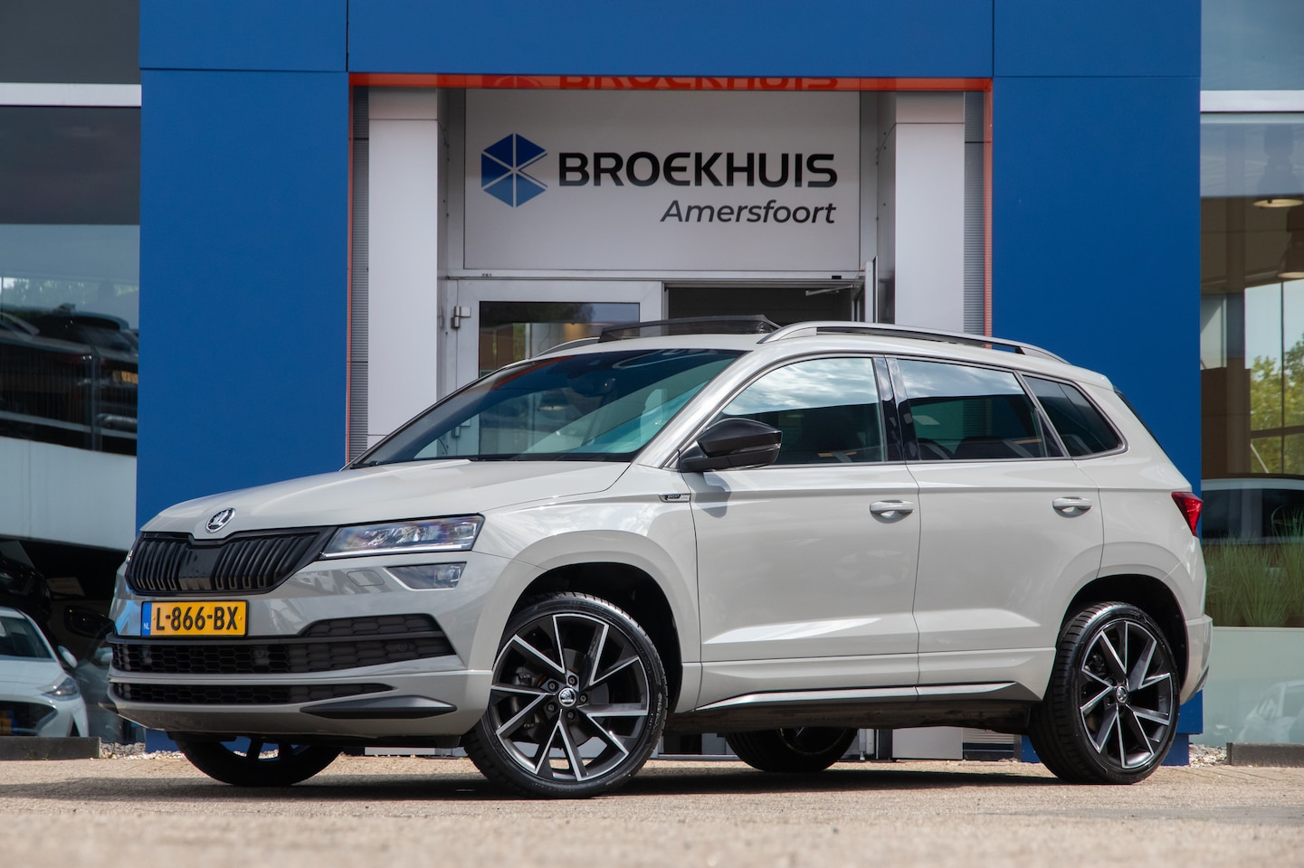 Skoda Karoq - 1.5 TSI ACT Sportline Business | Trekhaak uitklapbaar | Cruise adaptief | Elektrisch panor - AutoWereld.nl