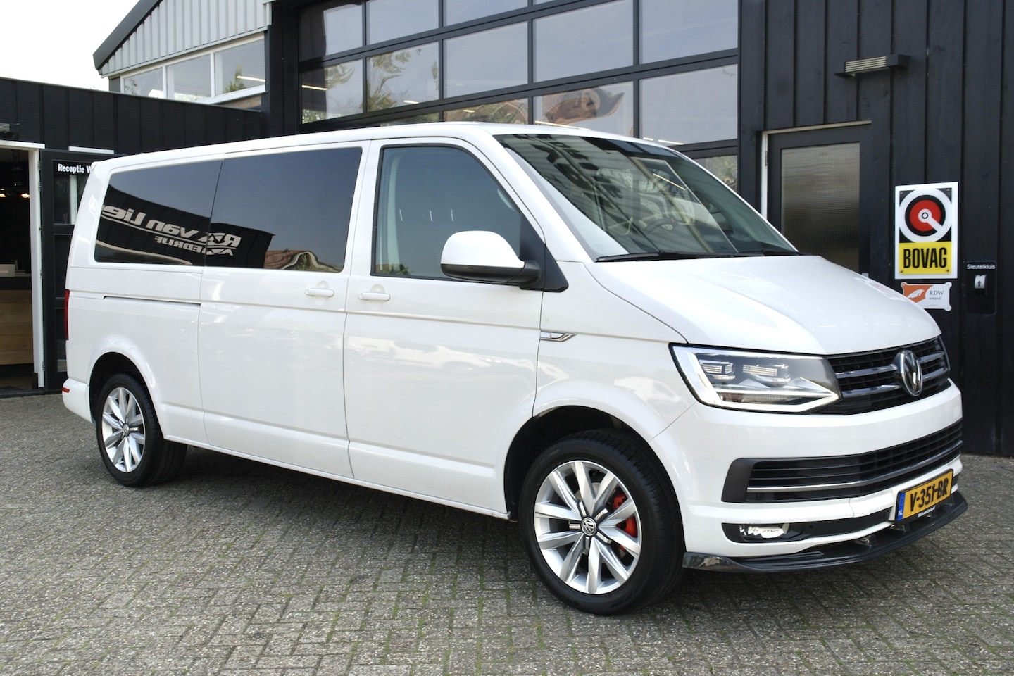Volkswagen Transporter - 2.0 TDI L2H1 DC Highline Automaat | NL-Auto | Cruise | Carplay | Trekhaak | Camera - AutoWereld.nl