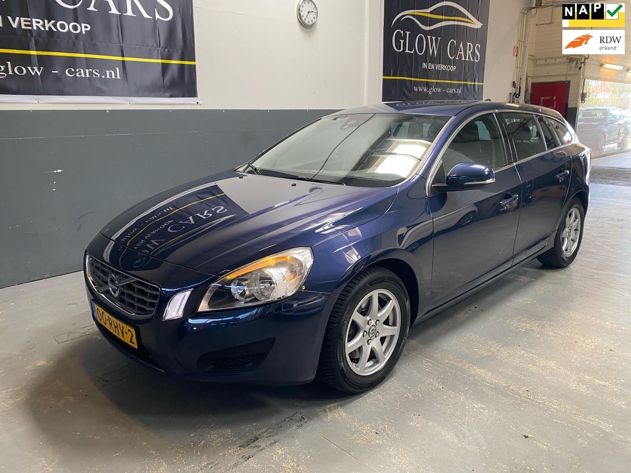 Volvo V60 - 2.0T Momentum | AUTOMAAT | TREKHAAK | PDC | NAP | - AutoWereld.nl