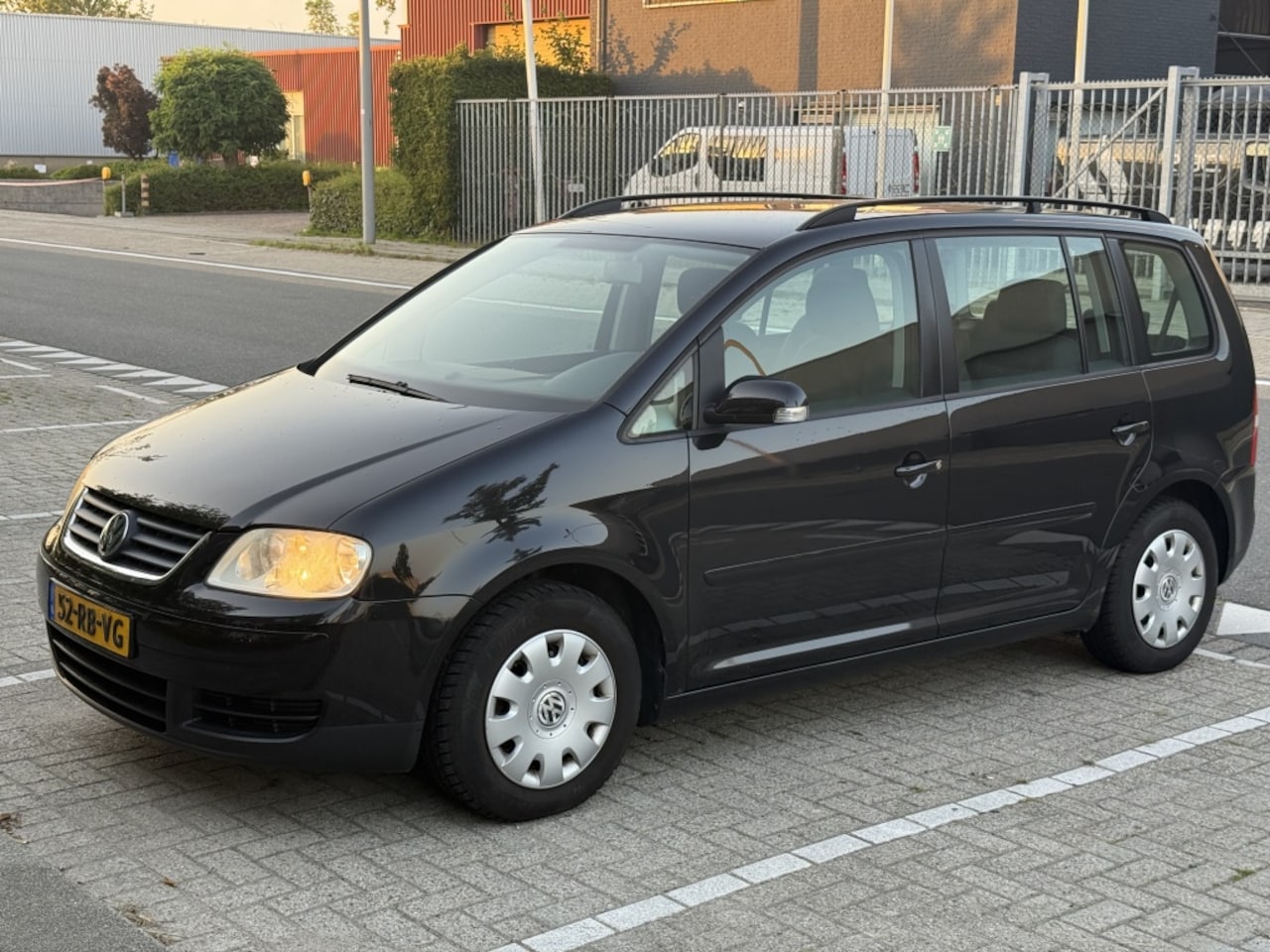 Volkswagen Touran - 1.6 Benzine 116PK 7-Zits Airco Bluetooth Cruise APK26 - AutoWereld.nl