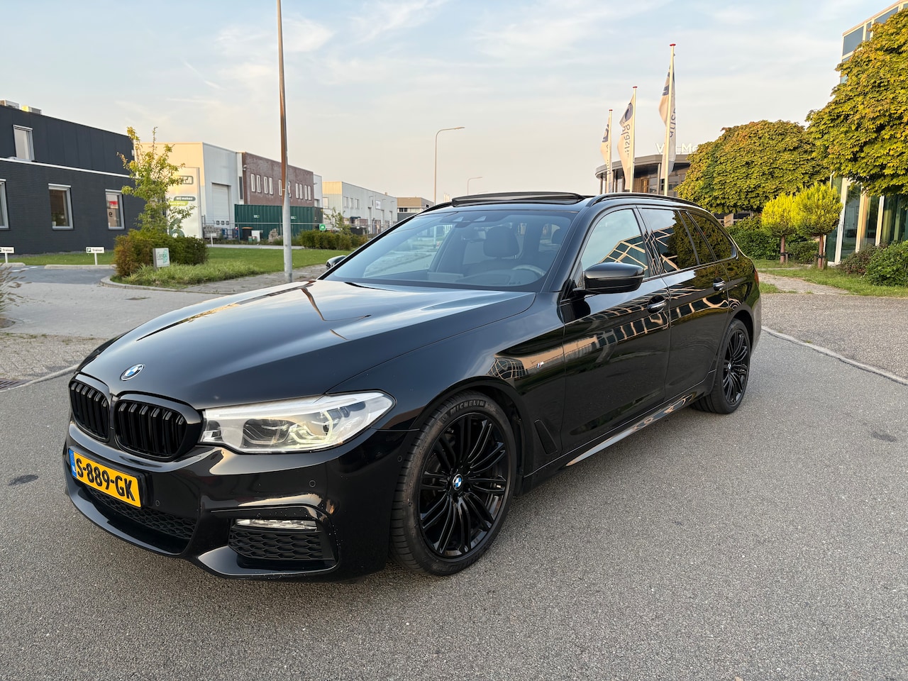 BMW 5-serie Touring - 520d High Executive Panorama M-Sport - AutoWereld.nl