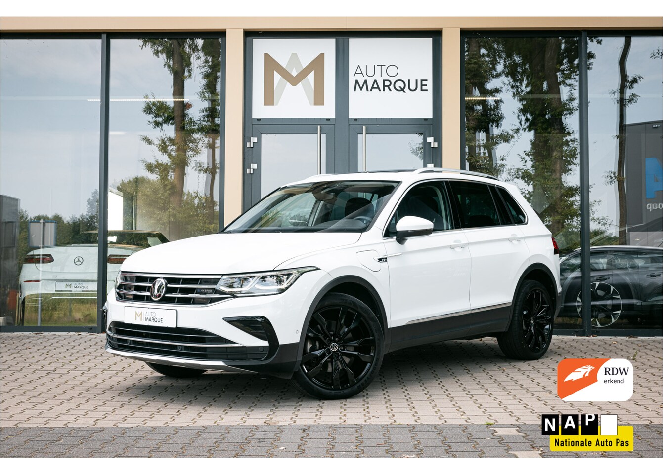 Volkswagen Tiguan - 1.4 TSI eHybrid Business+ | 20" LM Velgen R-Line | Panoramadak | Navigatie incl. Apple Car - AutoWereld.nl