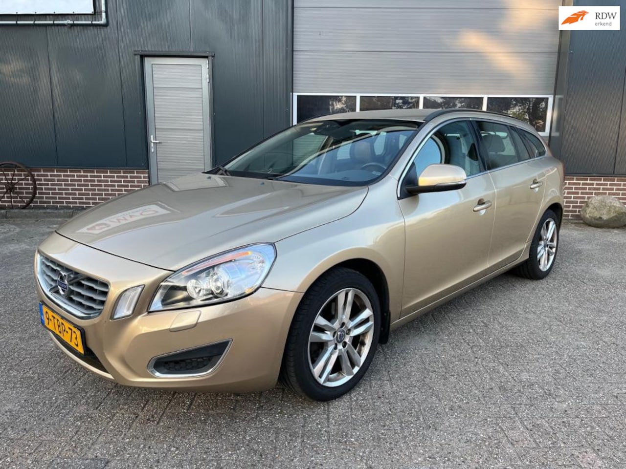 Volvo V60 - Momentum-Trekhaak-PDC-Xenon-Stoelverwarming! - AutoWereld.nl