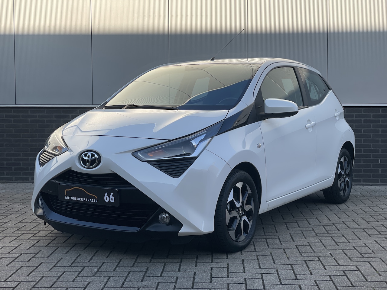 Toyota Aygo - 1.0 VVT-i AUTOMAAT X-PLAY / CARPLAY / CAMERA / LUXE - AutoWereld.nl