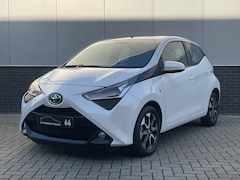 Toyota Aygo - 1.0 VVT-i AUTOMAAT X-PLAY / CARPLAY / CAMERA / LUXE