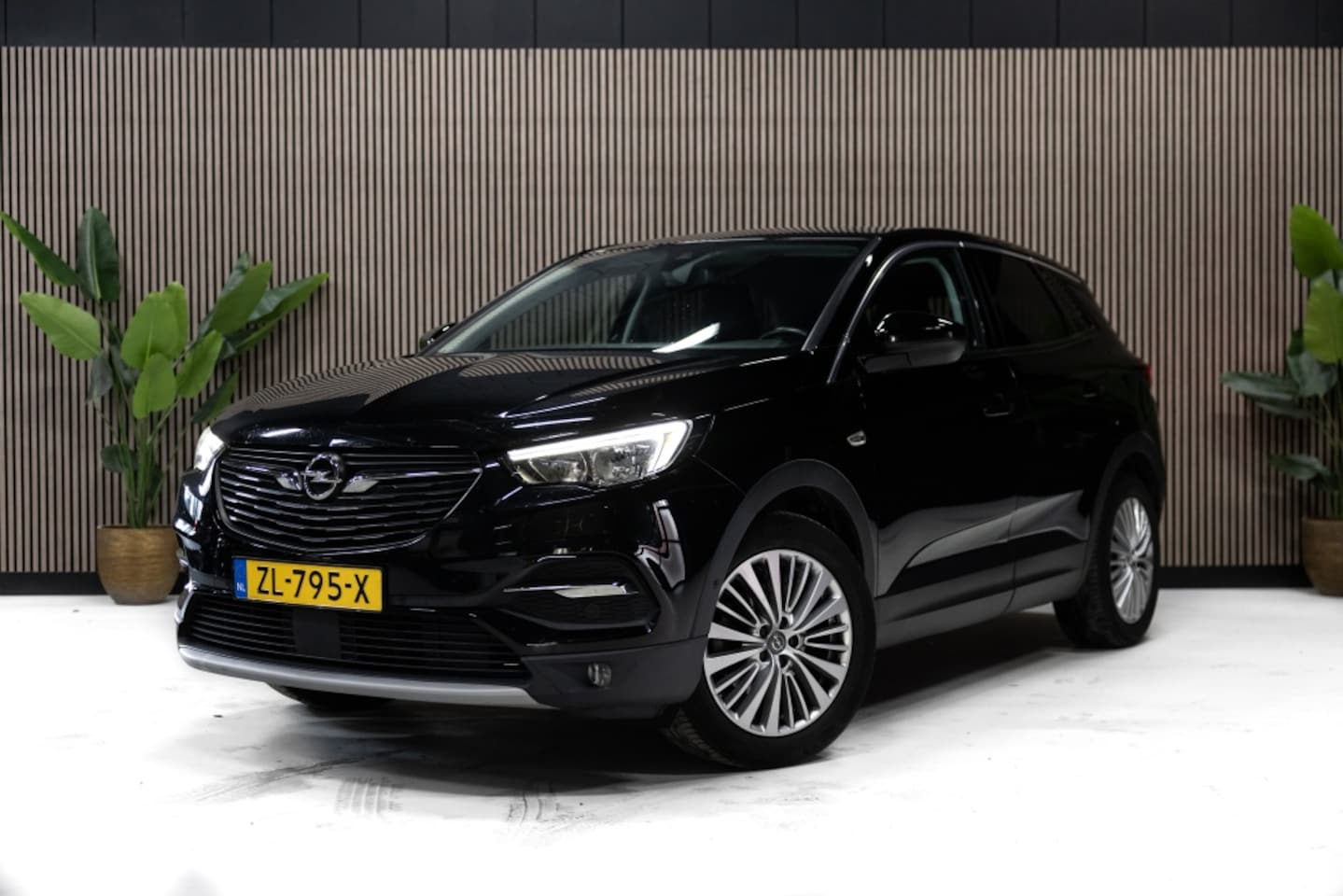 Opel Grandland X - 1.2 Turbo Innovation | Camera | CarPlay | Trekhaak } - AutoWereld.nl