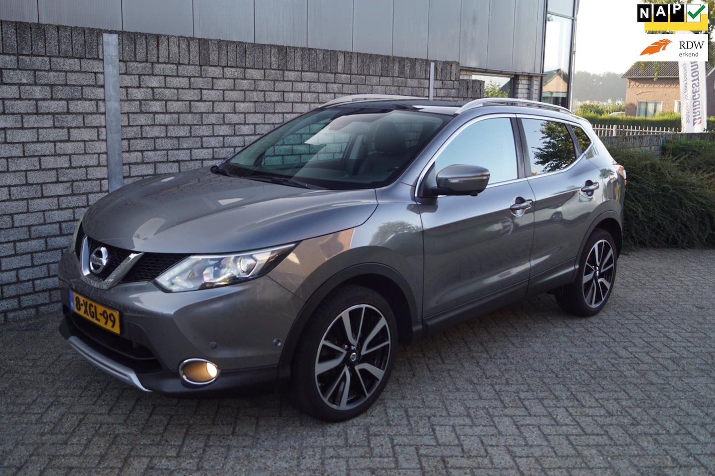 Nissan Qashqai - 1.2 Premier Edition Leder Stoel/Voorruitverw Panodak Navi Camera Clima Cruise 2x PDC DAB L - AutoWereld.nl
