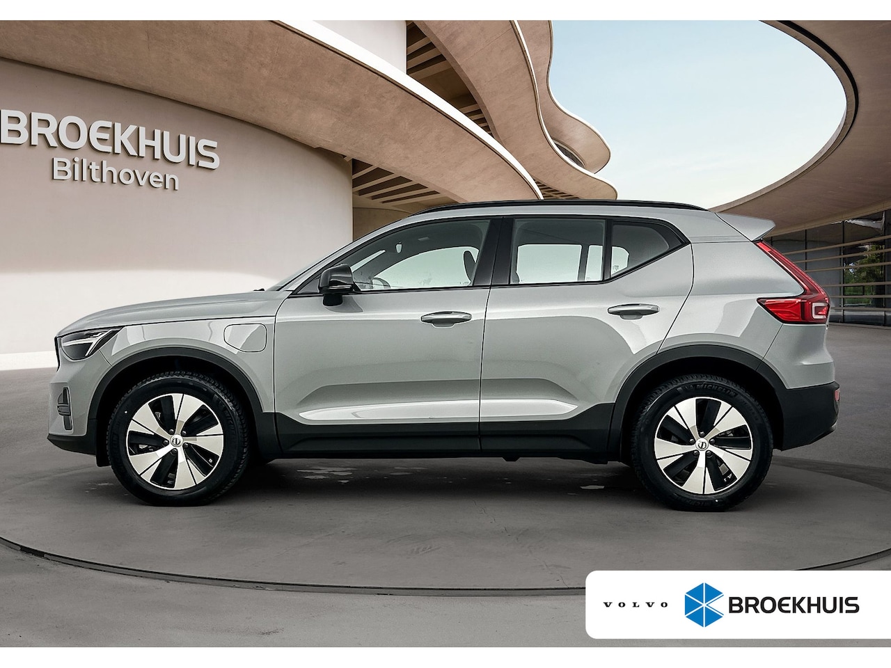 Volvo XC40 - 1.5 T4 Recharge Plus Dark | Voorruit verwarming | Trekhaak | PDC + 360 Camera | Adaptive C - AutoWereld.nl