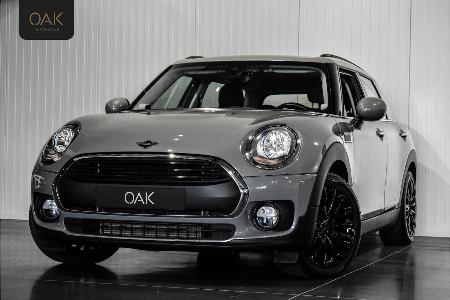 MINI Clubman - 1.5 One Aut. | Navigatie | H&K | Stoelverwarming | 17"LM | PDC | Moonwalk Grey - AutoWereld.nl