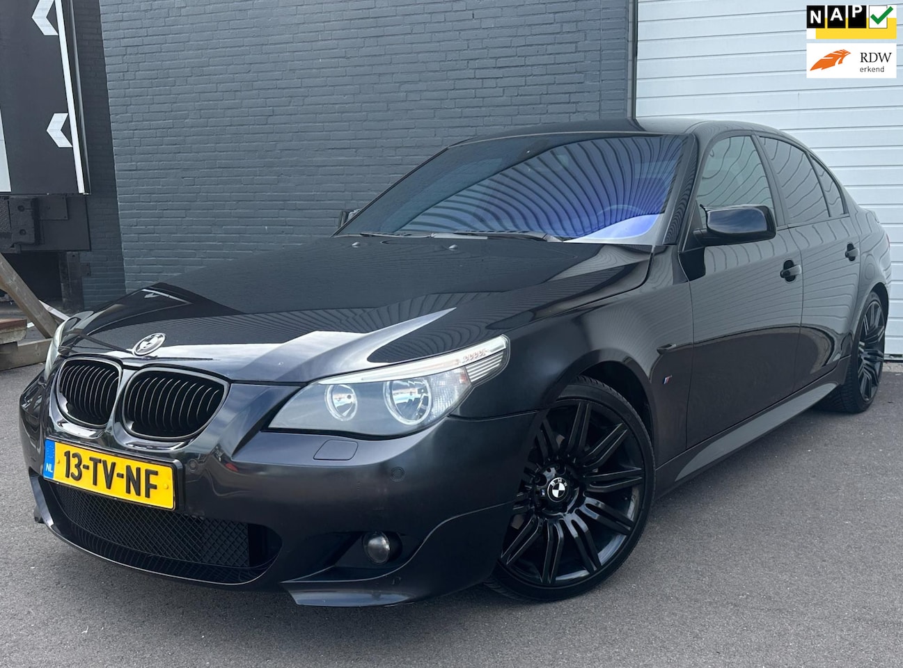 BMW 5-serie - 523i Executive M-PAKKET/AUTOMAAT/6CILL/LEDER/CLIMA/CRUISE - AutoWereld.nl