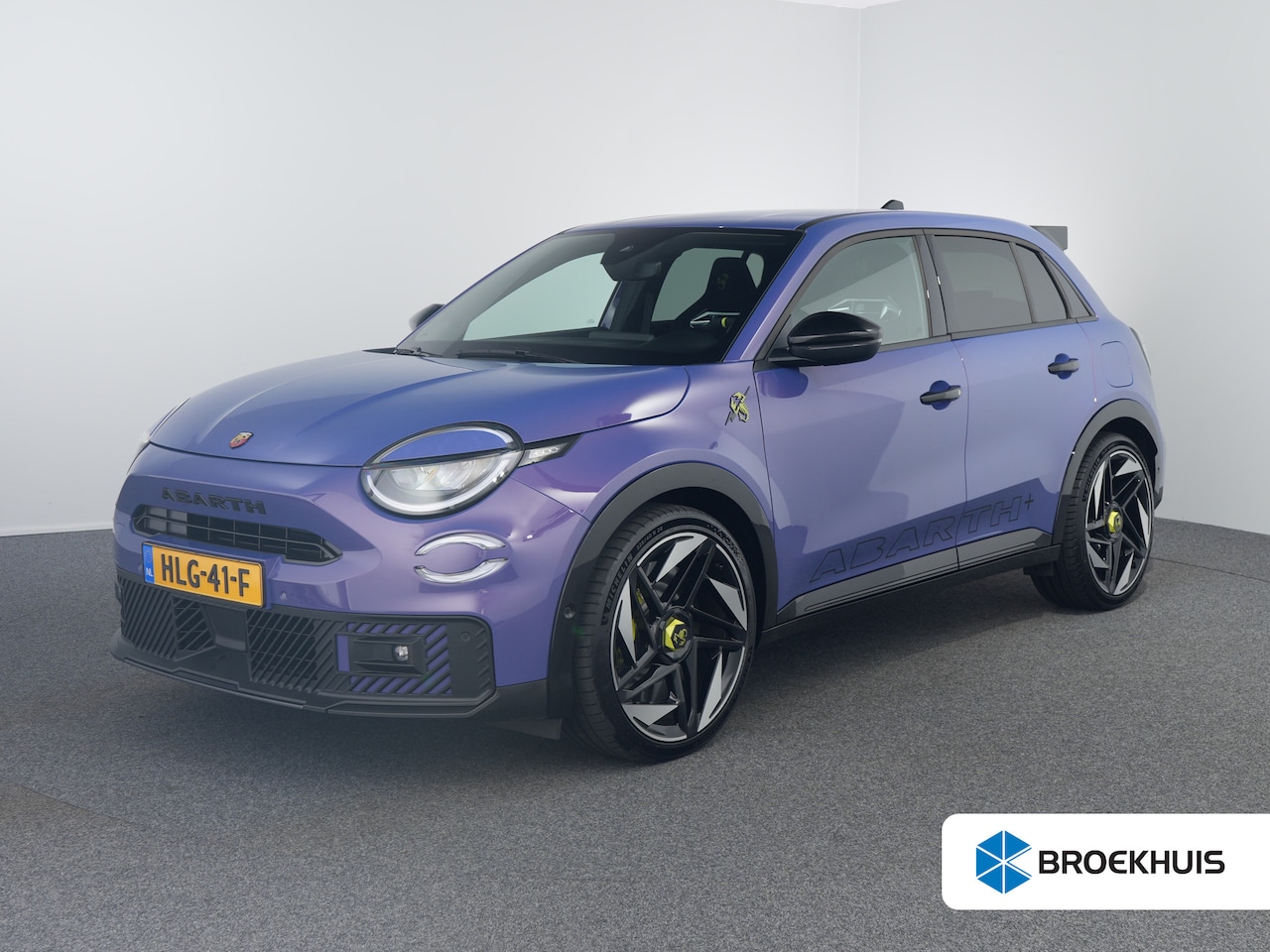 Abarth 600e - Scorpionissima 54 kWh | Airco (automatisch) | Armsteun voor | Lederen/microvezel bekleding - AutoWereld.nl