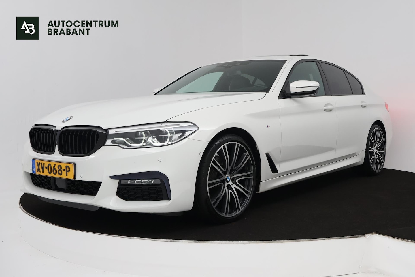 BMW 5-serie - 520i High Executive (PANORAMADAK, H&K, CAMERA, TREKHAAK, STOEL/STUUR VERWARMING, ELEKTR ST - AutoWereld.nl