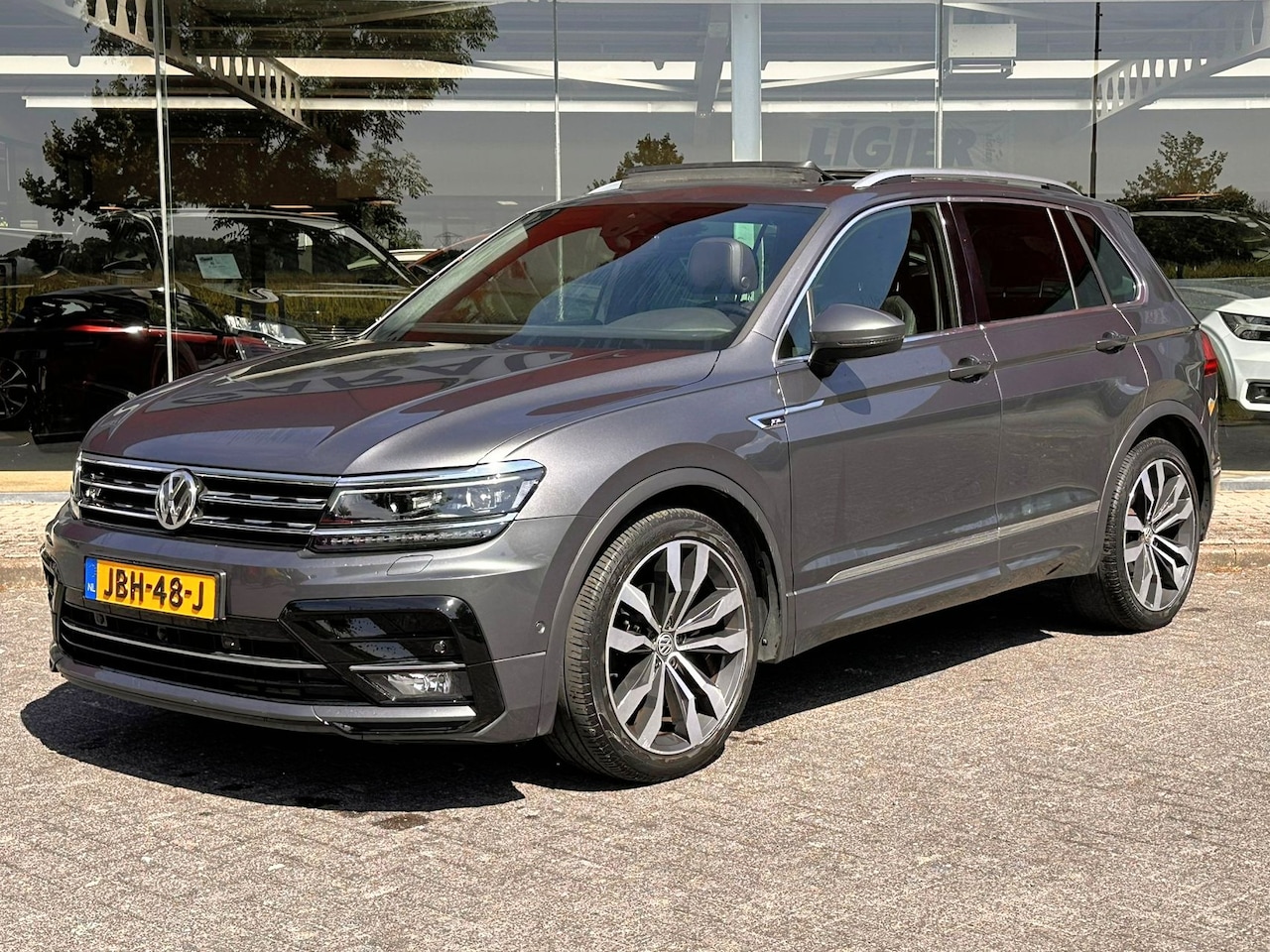 Volkswagen Tiguan - 1.4 TSI R Line DSG Automaat | Pano | Leder | Trekhaak 2000kg! | occasion - AutoWereld.nl