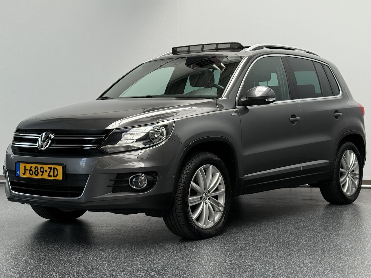 Volkswagen Tiguan - 1.4 TSI Sport&Style 4Motion | Schuifdak | Parkeersensoren | Stoelverwarming - AutoWereld.nl