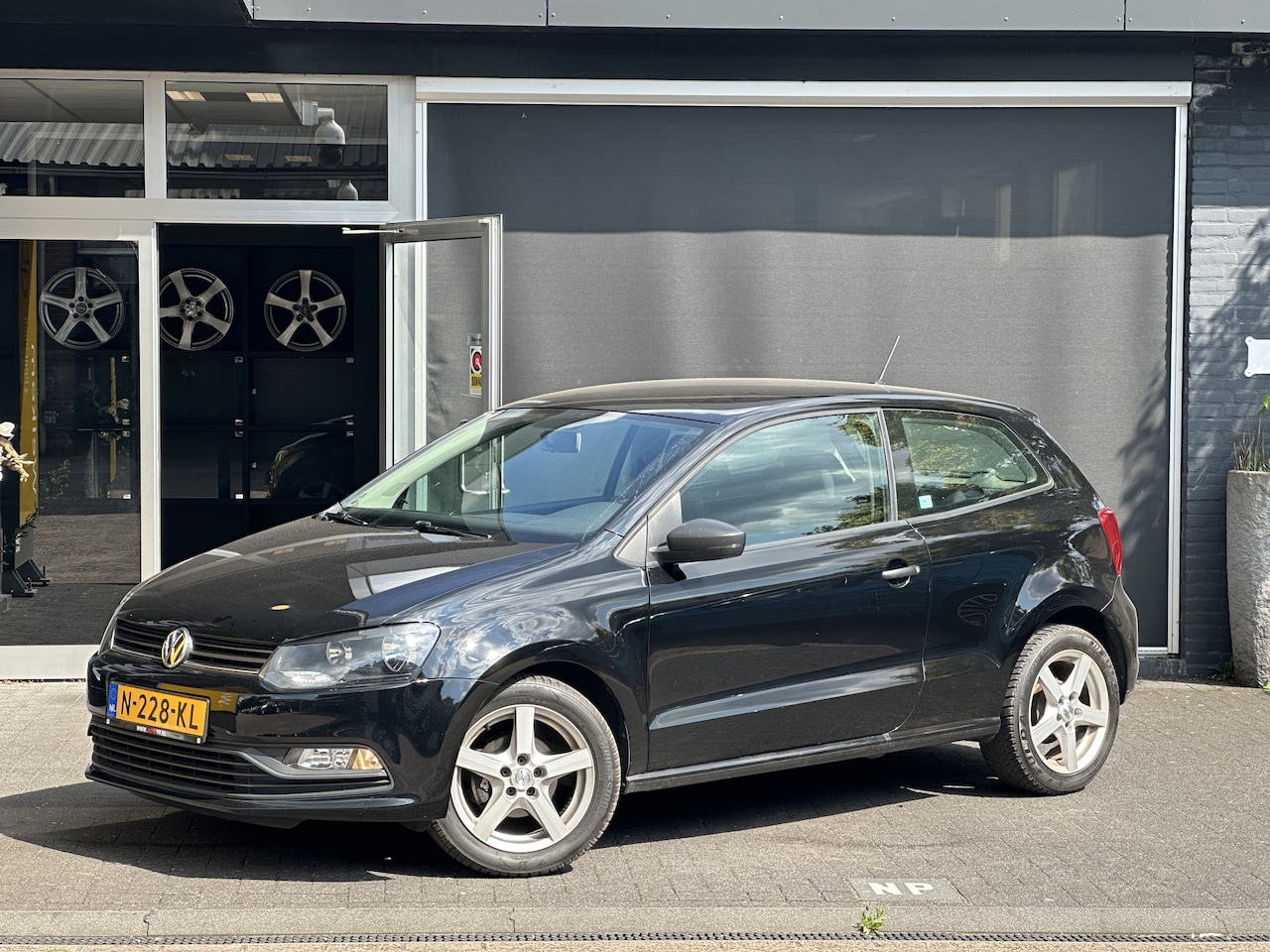 Volkswagen Polo - 1.0 AIRCO / SCHERM / ELEK. RAMEN - AutoWereld.nl