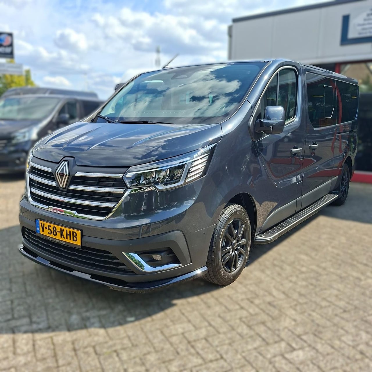 Renault Trafic - 170 PK L2H1 Extra DC SPORT BPM VRIJ - AutoWereld.nl