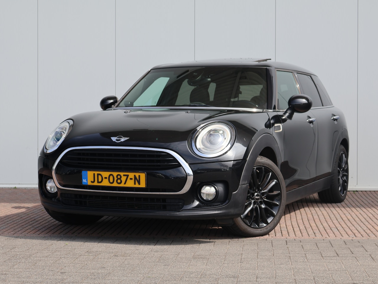 MINI Clubman - 1.5 Cooper Chili Serious Business Dealer ond. / NWE banden / COMPLEET - AutoWereld.nl