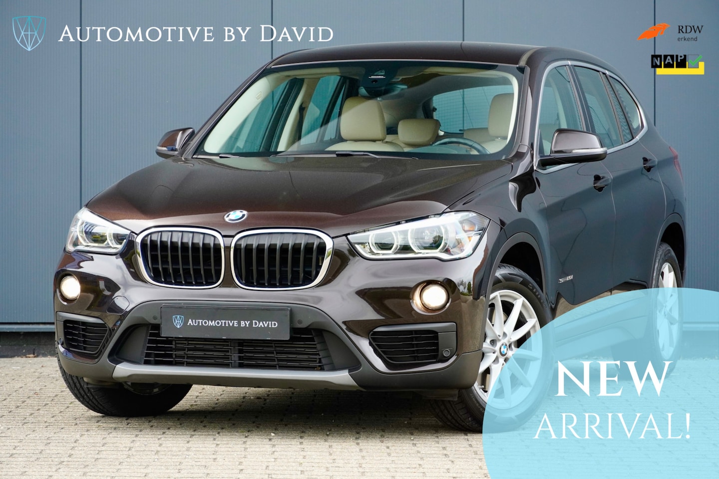 BMW X1 - sDrive20i 192 pk HIGH EXECUTIVE AUTOMAAT / GROTE BEURT + NIEUWE APK / LEDER / HEAD-UP DISP - AutoWereld.nl