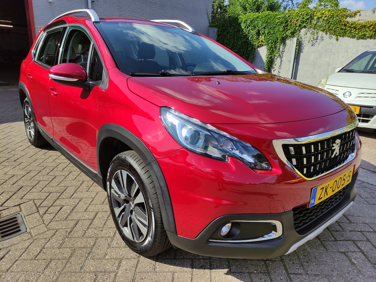 Peugeot 2008 - Blue Lease Allure 1.2 Puretech 130, Trekhaak - AutoWereld.nl