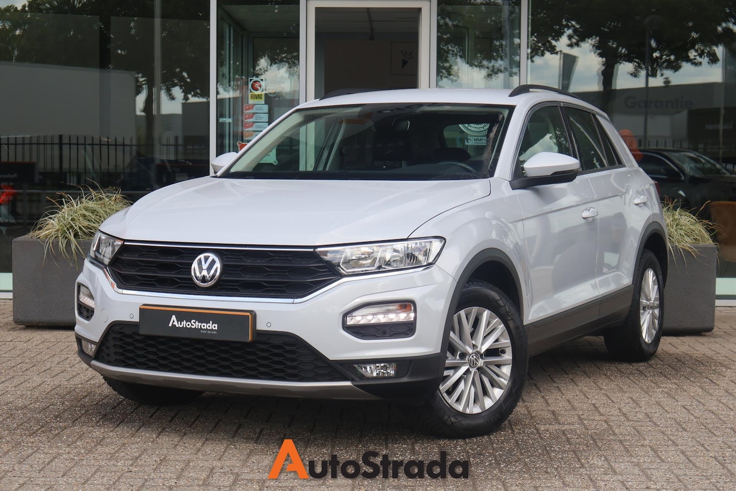 Volkswagen T-Roc - 1.0 Style TSI 115pk | Navigatie | Adaptive Cruise | Airco | Parkeersensoren | Radio | Carp - AutoWereld.nl