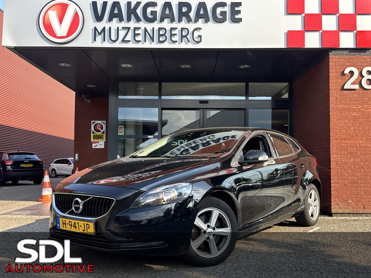Volvo V40 - 2.0 T2 Momentum // NAVI // CLIMA // CRUISE // TREKHAAK // LICHT METALEN VELGEN - AutoWereld.nl