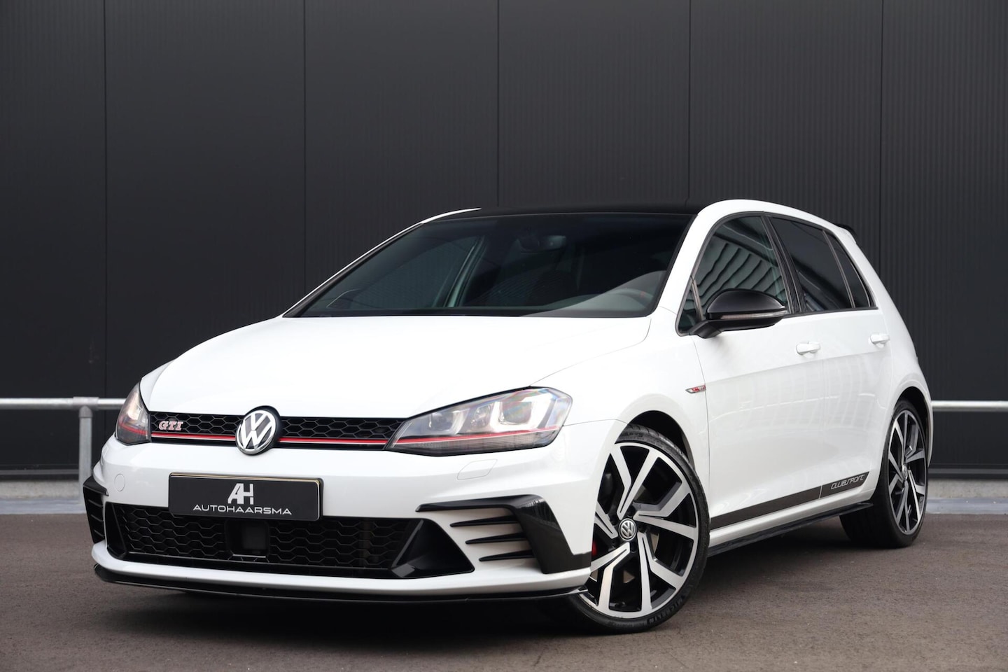 Volkswagen Golf - 2.0 TSI GTI Clubsport Schaalstoelen Stoelverwarming Camera ACC CarPlay DAB+ 19-inch NL-Aut - AutoWereld.nl