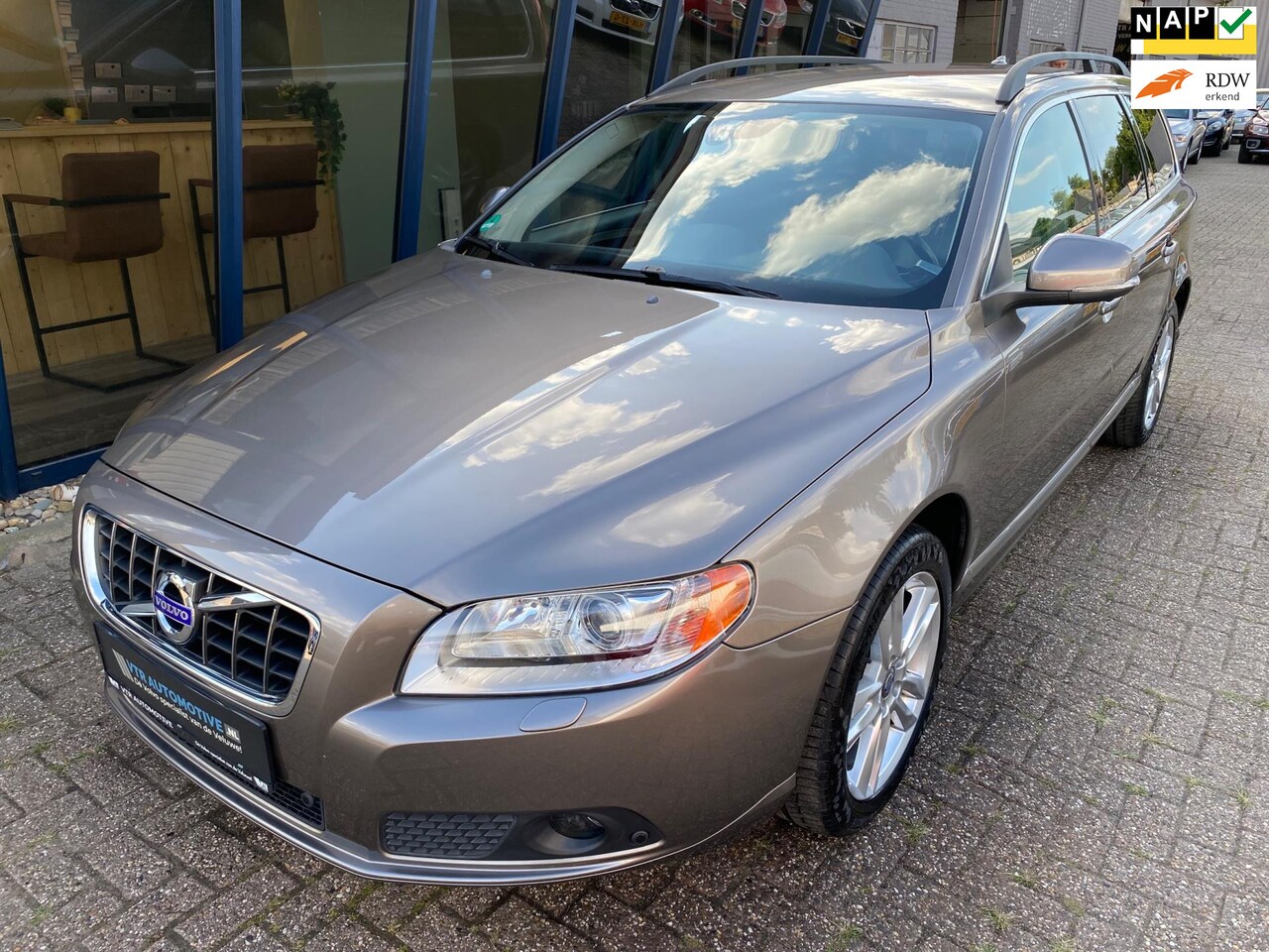 Volvo V70 - 3.2 Momentum Automaat LEER / NAVI / XENON / TREKHAAK - AutoWereld.nl
