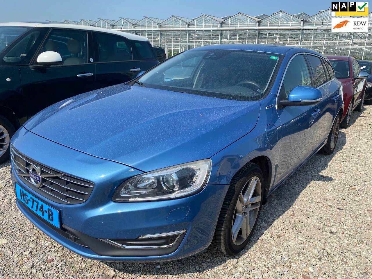 Volvo V60 - 2015 * 2.4 D6 Twin Engine R-Design * LED * AUTOMAAT * ELEC. RAMEN * - AutoWereld.nl