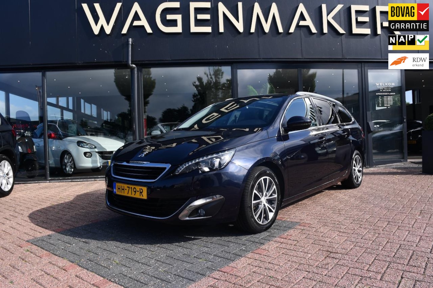Peugeot 308 SW - 1.2 PureTech Blue Lease Premium PANO|NAVI - AutoWereld.nl