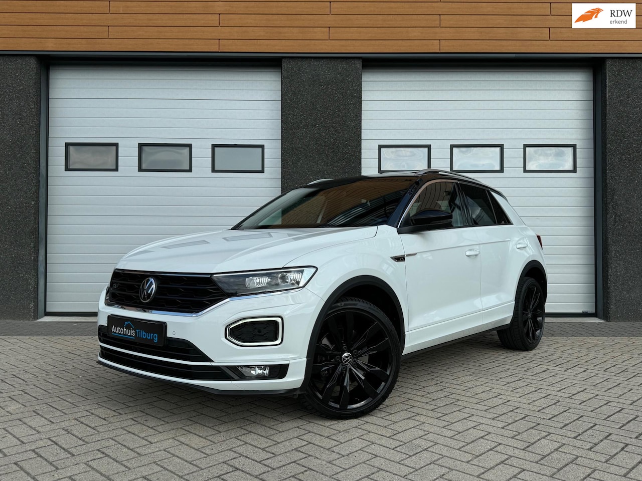 Volkswagen T-Roc - 1.5 TSI 3x R-Line Pano Virtual Keyless ACC - AutoWereld.nl