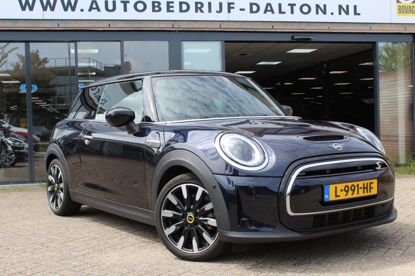 MINI Mini-Electric - MINI Yours AUTOMAAT / NAVIGATIE / PANORAMADAK / HARMEN CARDON - AutoWereld.nl