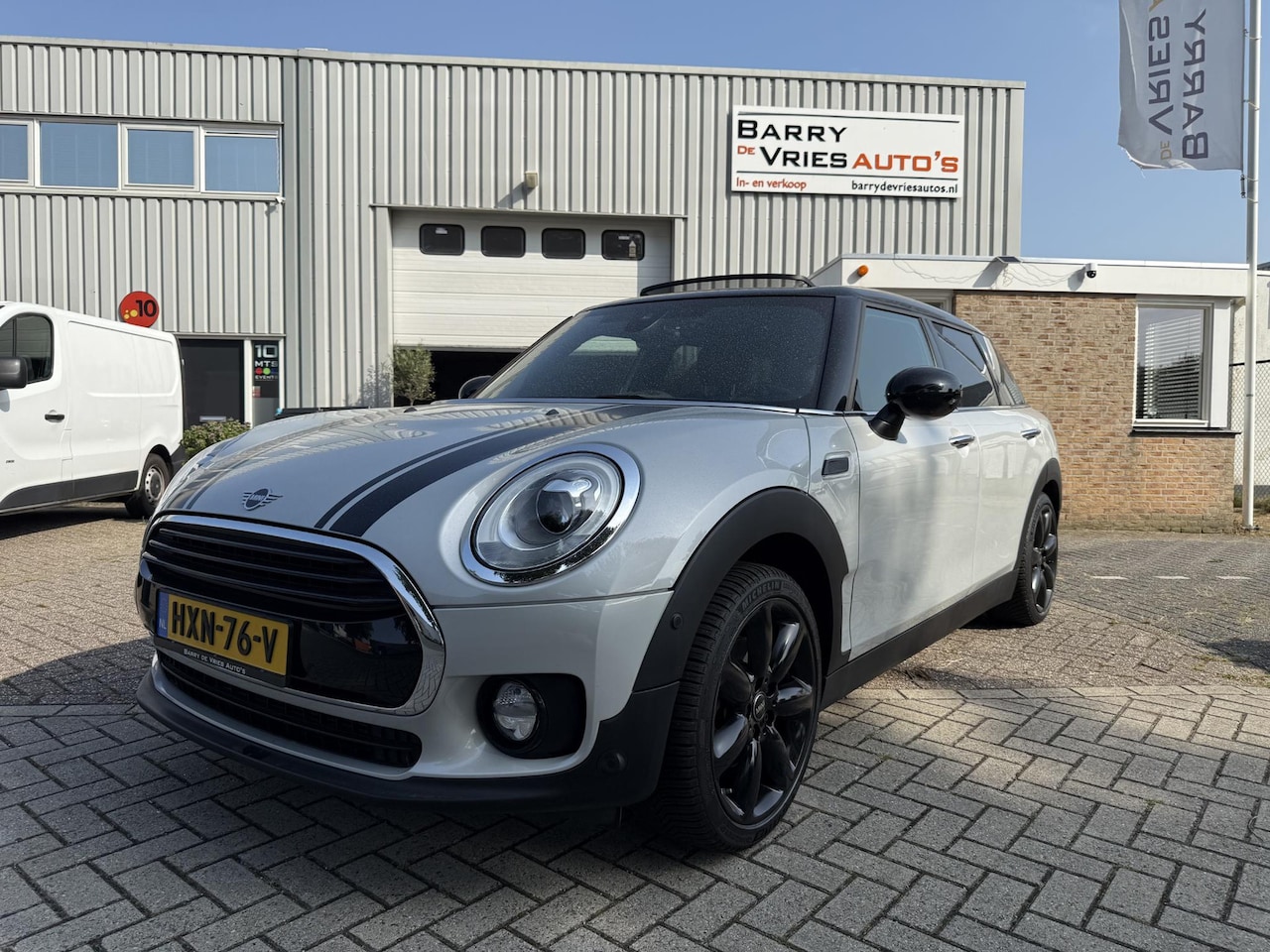 MINI Clubman - Mini 1.5 Cooper | Panoramadak | Camera | Sportstoelen | Trekhaak | Apple Carplay | - AutoWereld.nl