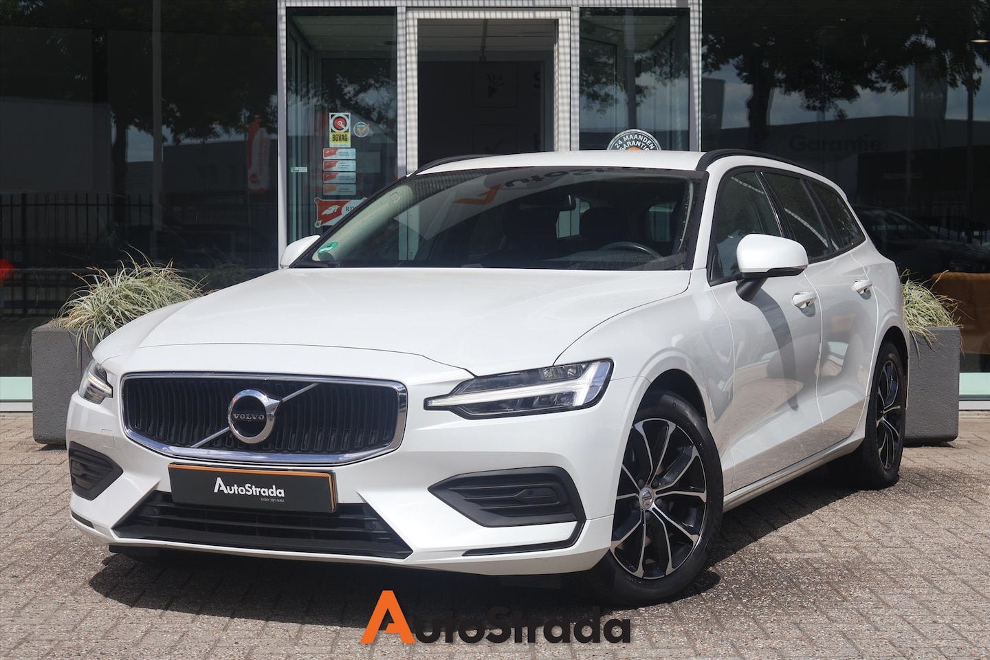 Volvo V60 - B3 Momentum Advantage 163pk | Navi | Camera | Trekhaak | Stoelverwarming | Cruise | Climat - AutoWereld.nl