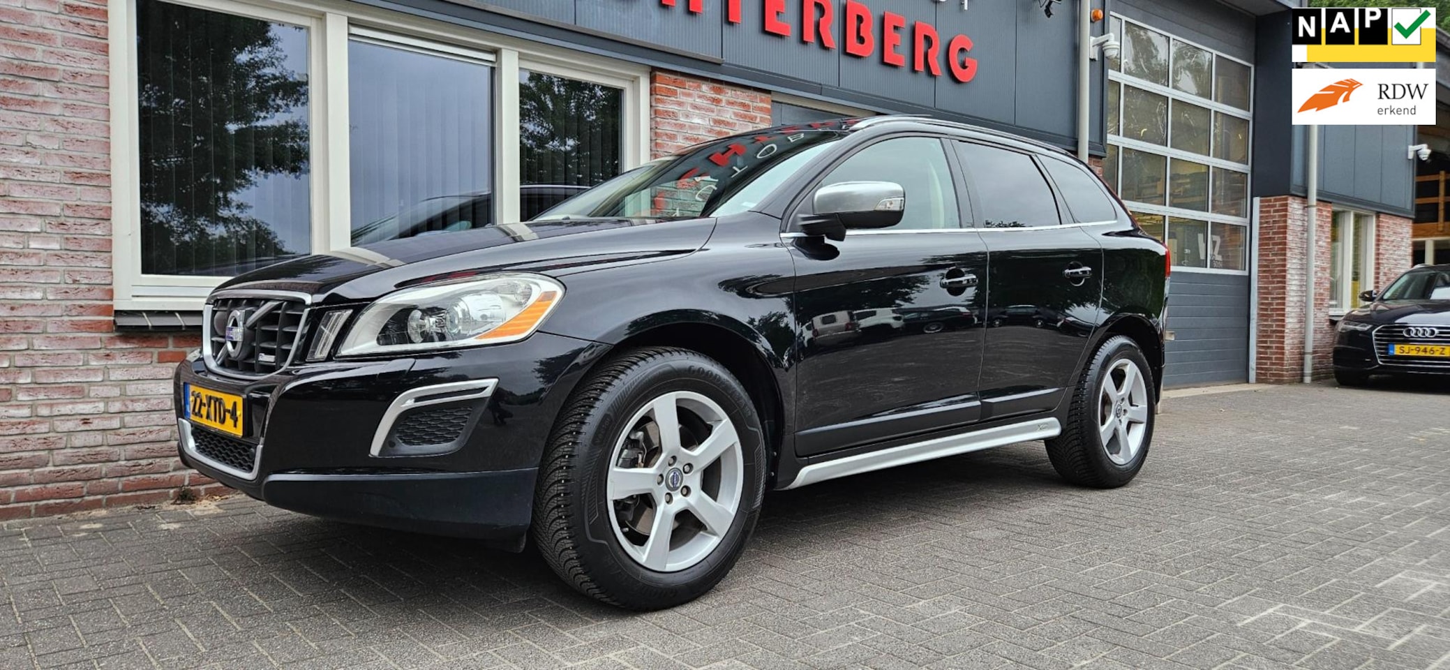 Volvo XC60 - 2.0 T5 R-Design Trekhaak! 241PK! Schuif/Kanteldak! NAP! Mooie/Nette Auto! Leer! Automaat! - AutoWereld.nl