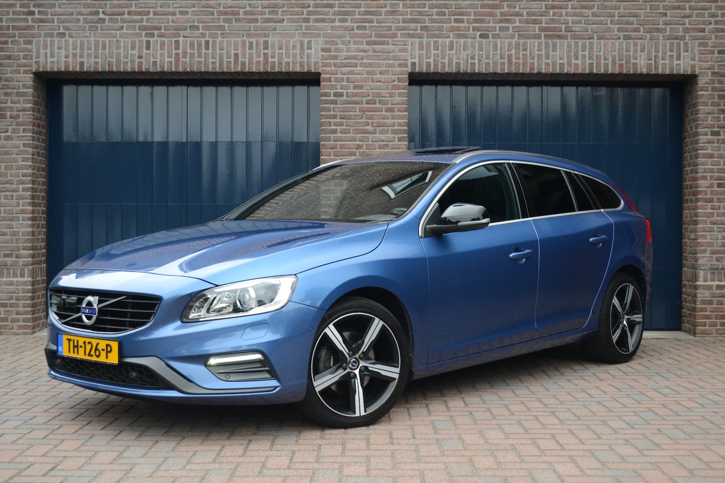 Volvo V60 - 2.0 T4 Automaat R-Design Sport | Schuifdak | Keyless | Camera | BLIS | Leder | NL-Auto - AutoWereld.nl