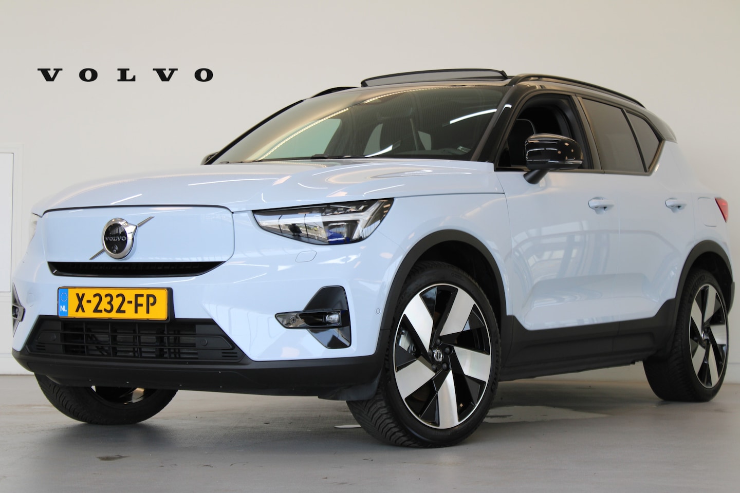 Volvo XC40 - 408PK Twin Ultimate 82 kWh | Trekhaak | Getint Glas | Pixel Led | 360º | HK audio | Panora - AutoWereld.nl