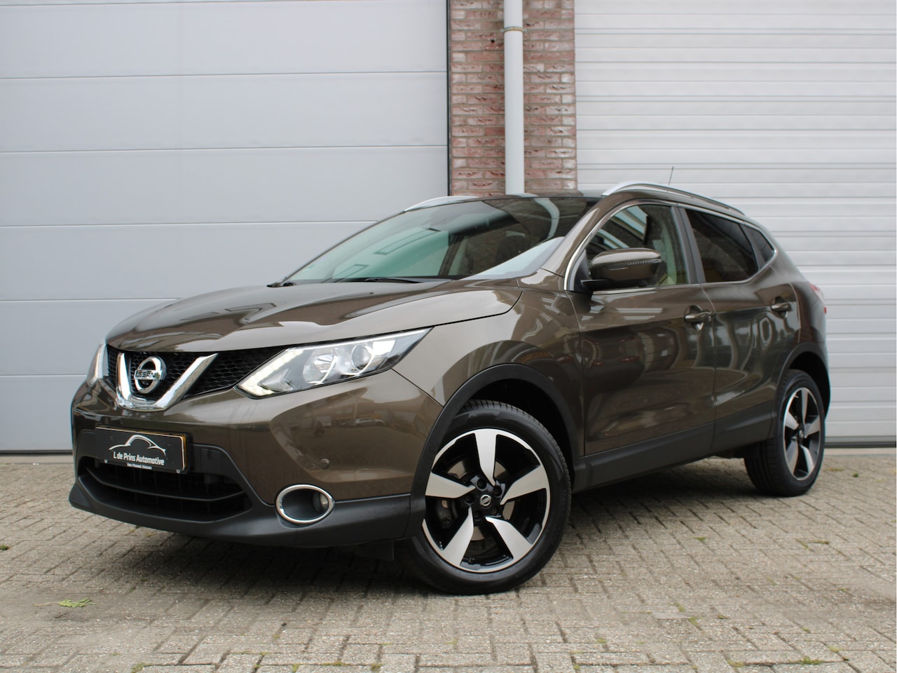 Nissan Qashqai - 1.6 N-Connecta Panoramadak/360 Camera/Navi/Trekhaak - AutoWereld.nl